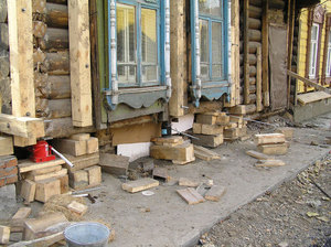 Ремонт фундамента старого деревянного дома